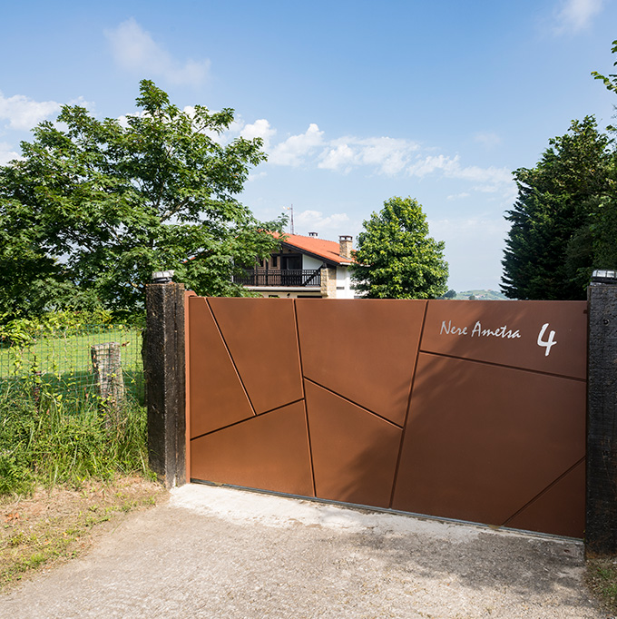 Puerta corredera de garaje y residencial