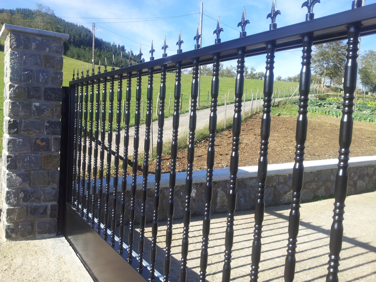 Puerta corredera con barrotes