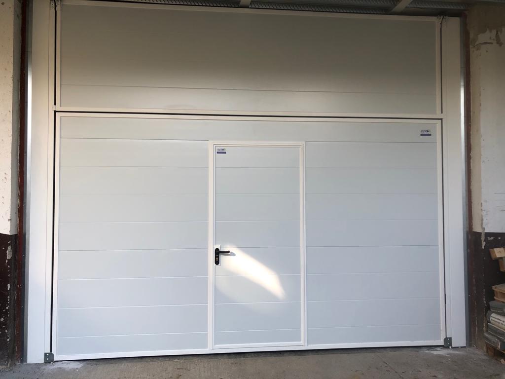 Puerta basculante con panel fachada color blanco