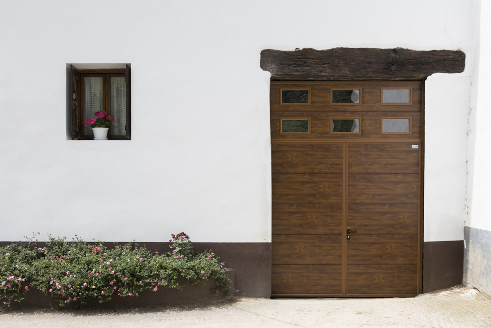 Puerta batiente con panel imitación a madera